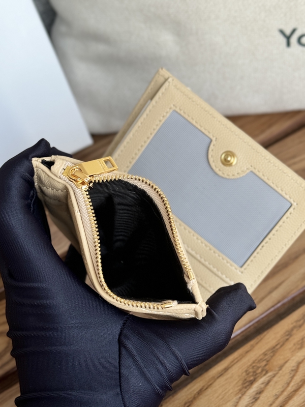 イヴサンローラン財布着用イメージ